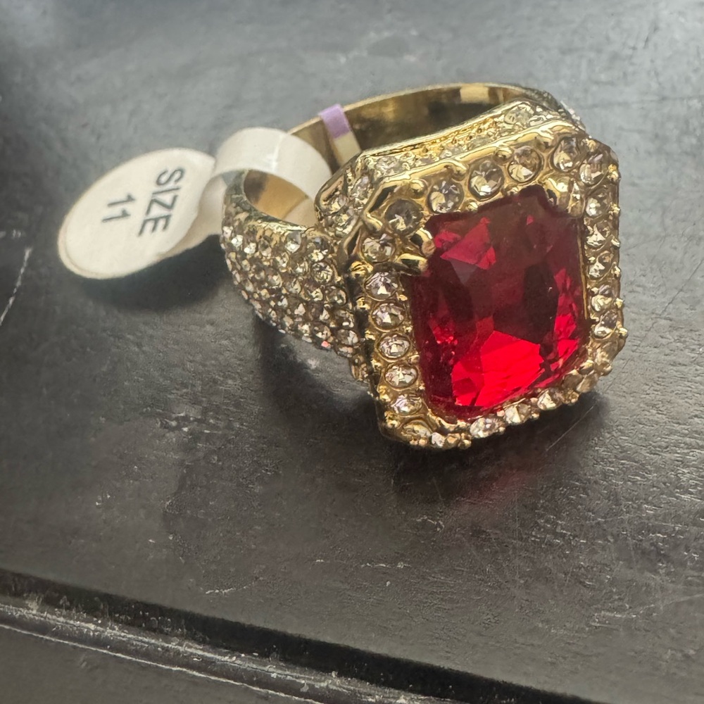 Elegant Gold and Red Gemstone Ring